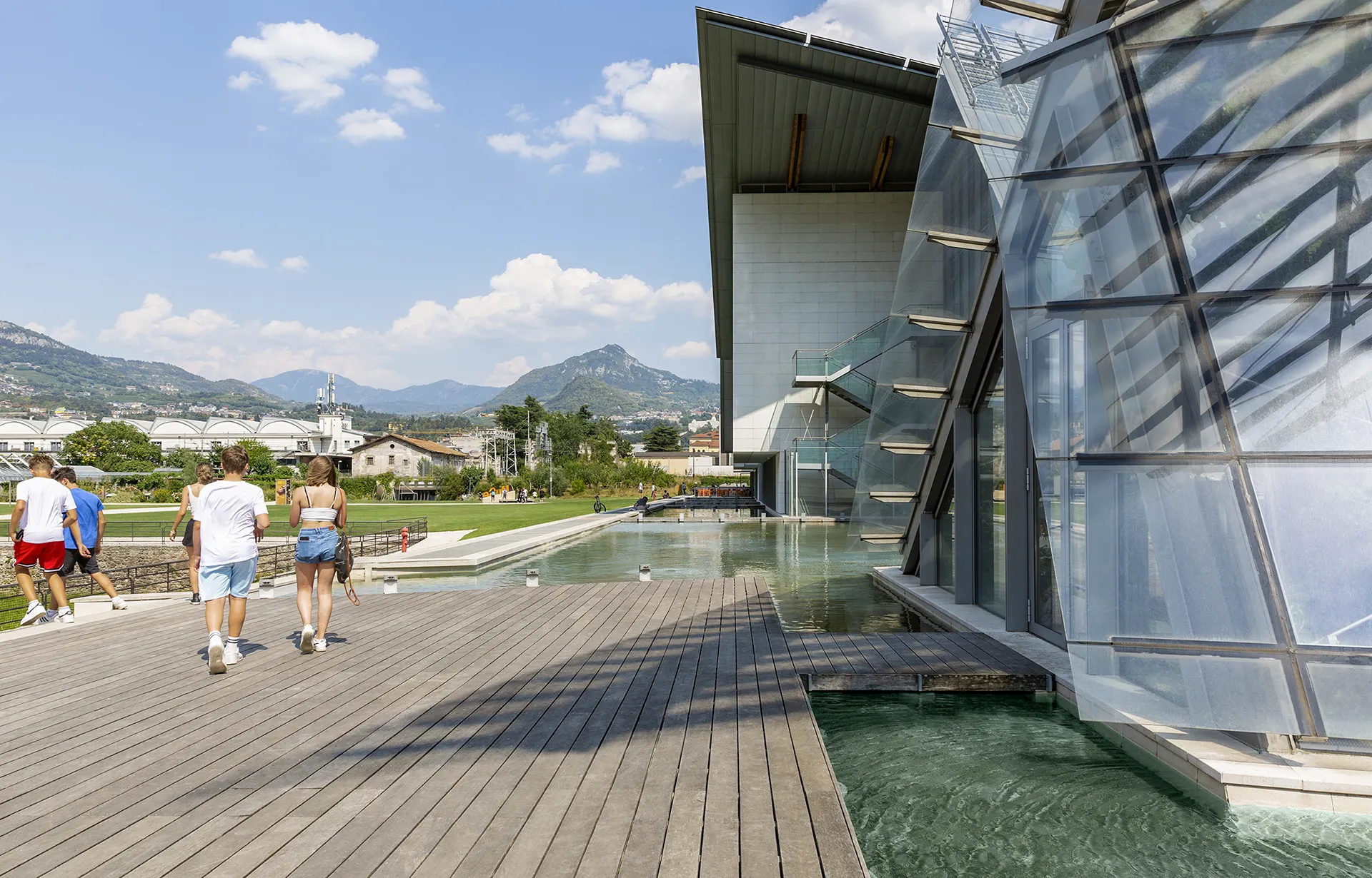 Dettaglio della Biblioteca Universitaria Centrale con vista sulle montagne di Trento