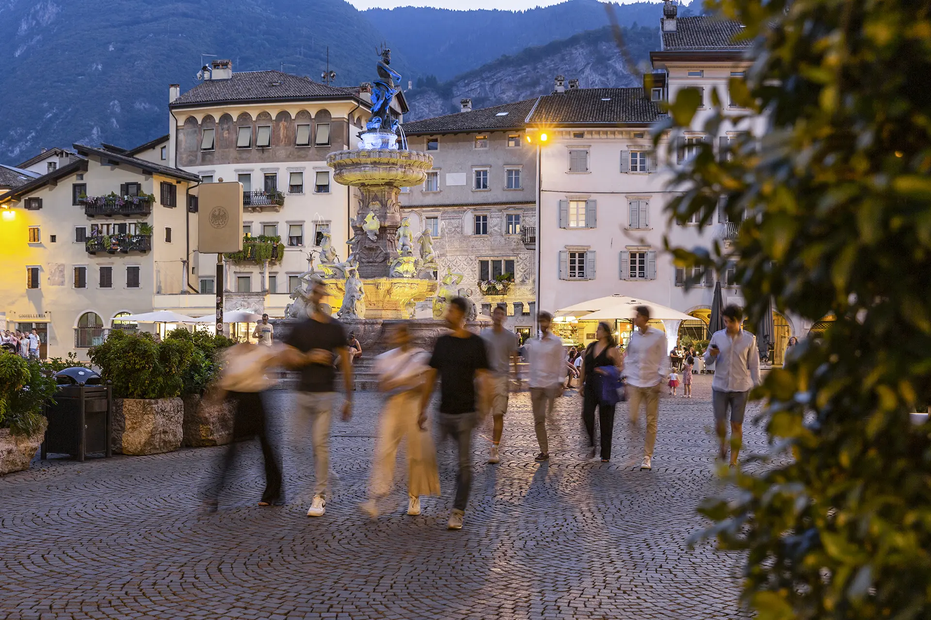 Piazza del Duomo di Trento con vista Fontana del Nettuno